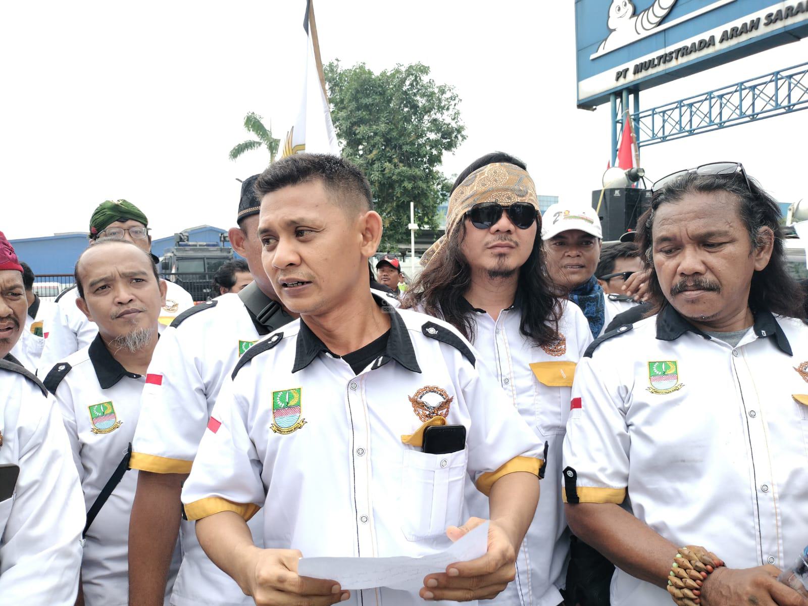 LSM Garda Bekasi Aksi di Depan PT Multistrada Arah Sarana Tbk, Minta Prioritaskan Pengusaha Lokal Bekasi untuk Kerjasama