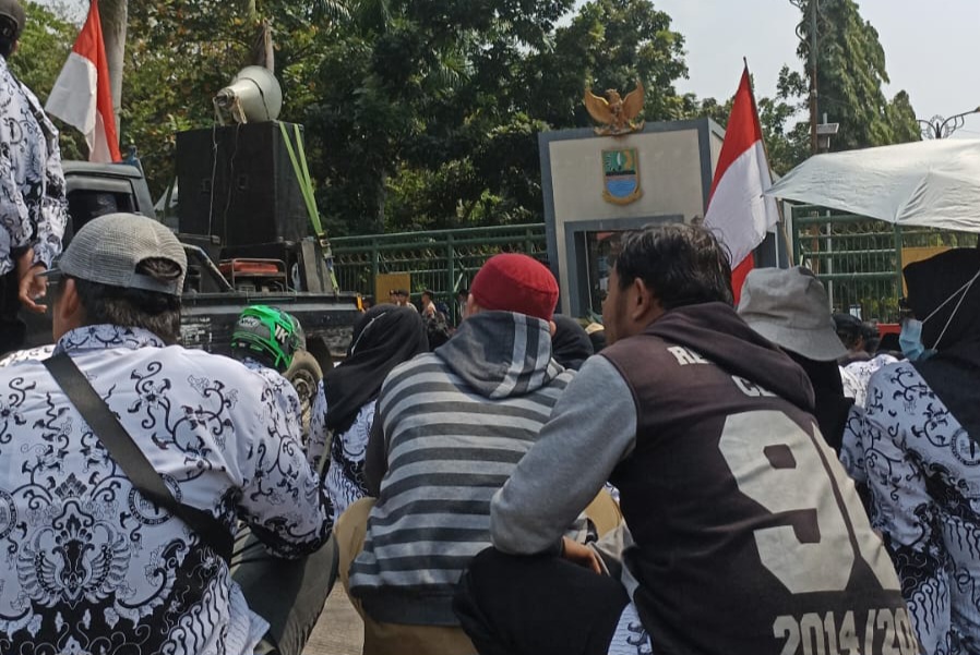 Ratusan Guru Honorer Unjuk Rasa ke Pemkab Bekasi
