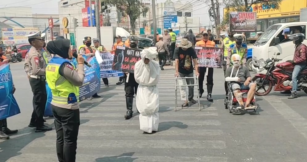 Pocong Ikut Sosialisasi Patuh Berlalu Lintas