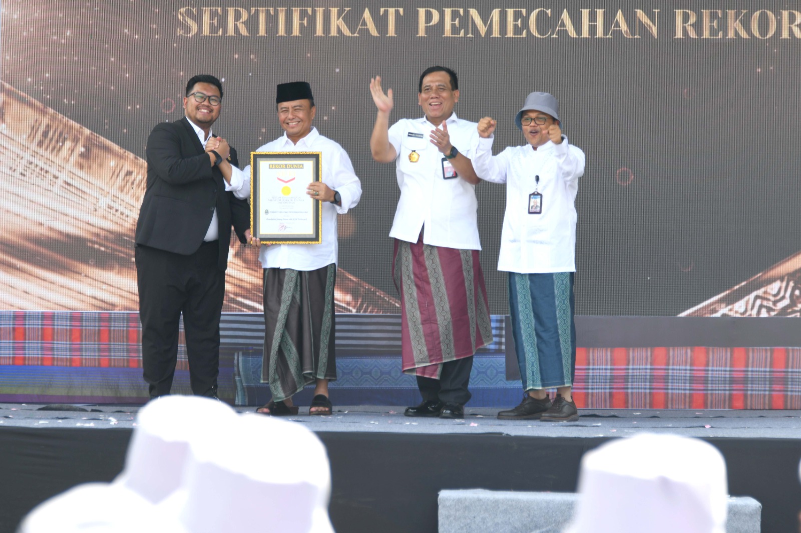 Pemakaian Sarung Tenun oleh ASN Terbanyak, Jabar Pecahkan Rekor Muri 