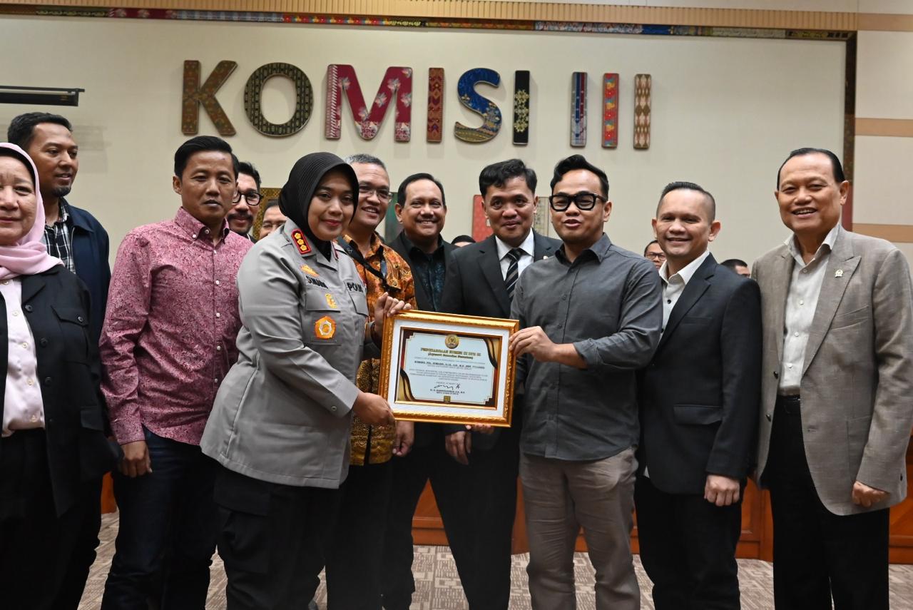 Kapolres Metro Bekasi Terima Penghargaan dari Komisi III DPR RI atas Keberhasilan Mediasi Warga dan Pengembang