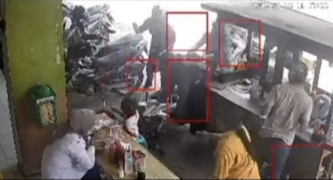 Perampokan Bersenjata Tajam Siang Bolong di Cibitung, Uang Puluhan Juta Raib, Aksi Pelaku Terekam CCTV