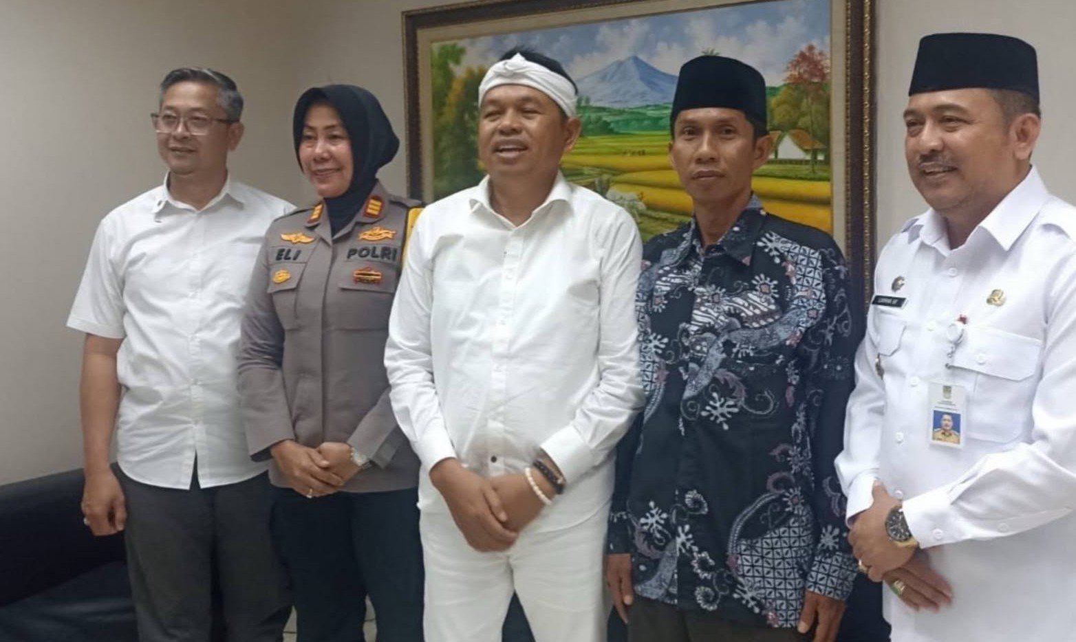 Dedi Mulyadi Undang Surya, Pemilah Sampah yang Menang Pilkades Mekarwangi, Janjikan Renovasi Rumah