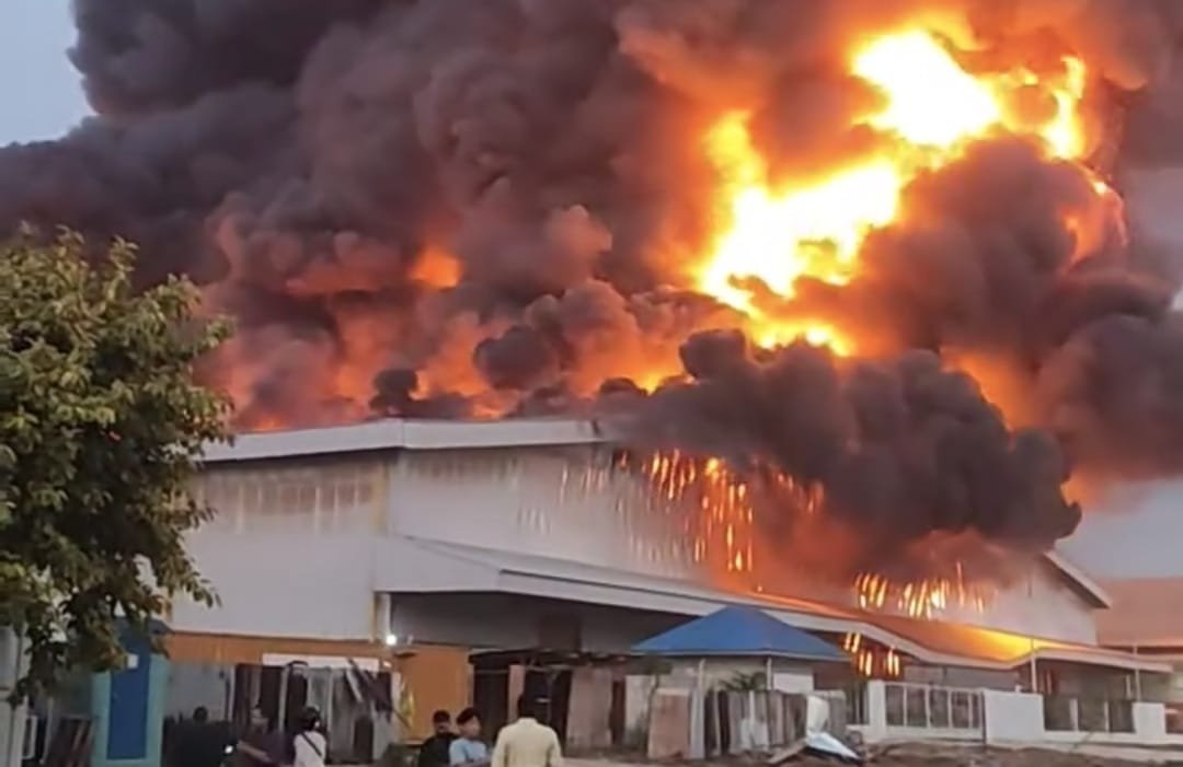 Gudang Marketplace di Delta Silicon 3 Cikarang Terbakar Hebat, Petugas Damkar Terkendala Hidran