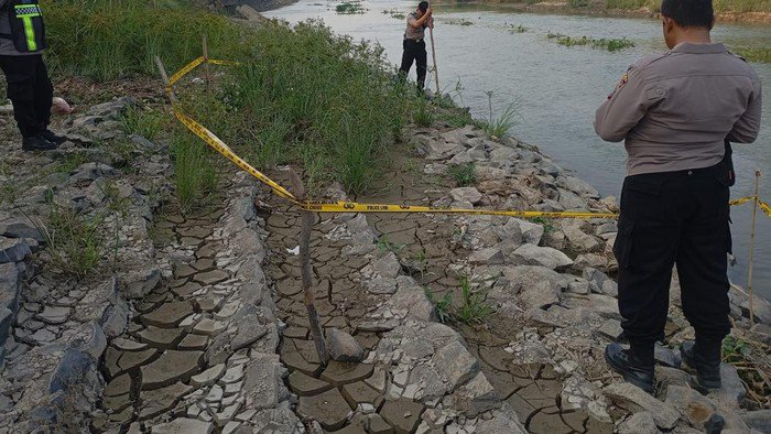 Pelajar Temukan Kerangka Manusia di Bantaran Sungai Citarum Pebayuran