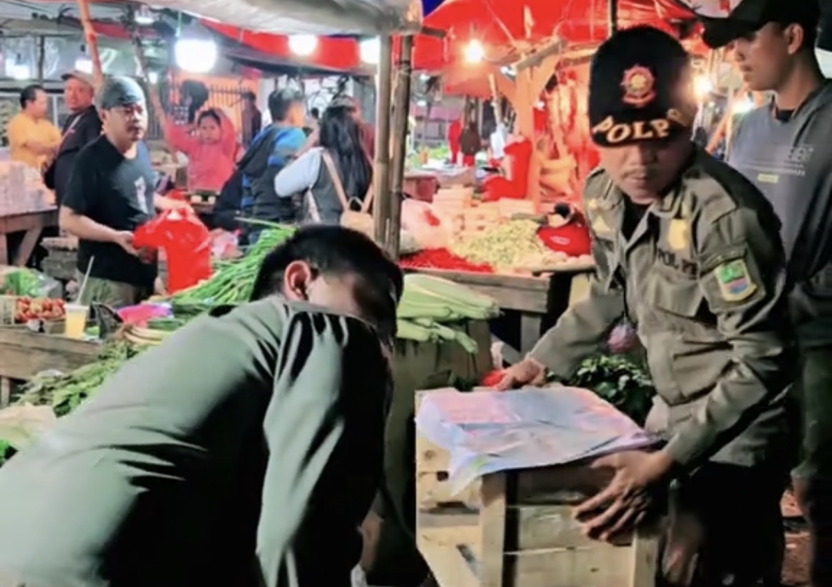 Satpol PP Tertibkan Pedagang yang Masih Ngeyel Berjualan di Jalan Kapten Sumantri