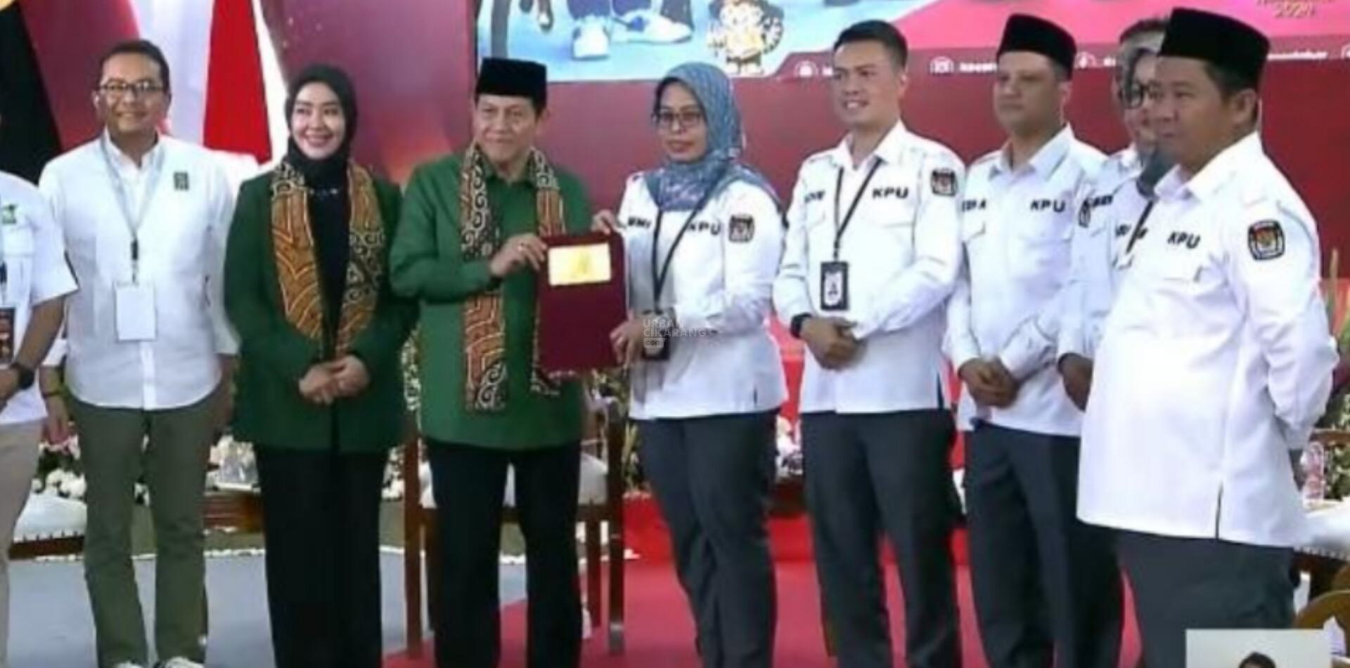Pasangan Acep - Gita Daftar ke KPU Jawa Barat