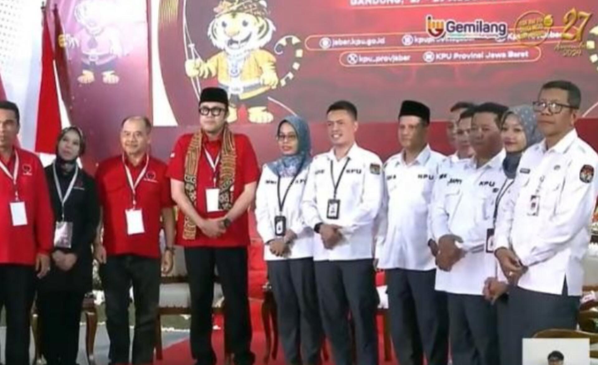 Pasangan Jeje - Ronal Daftar ke KPU Jabar