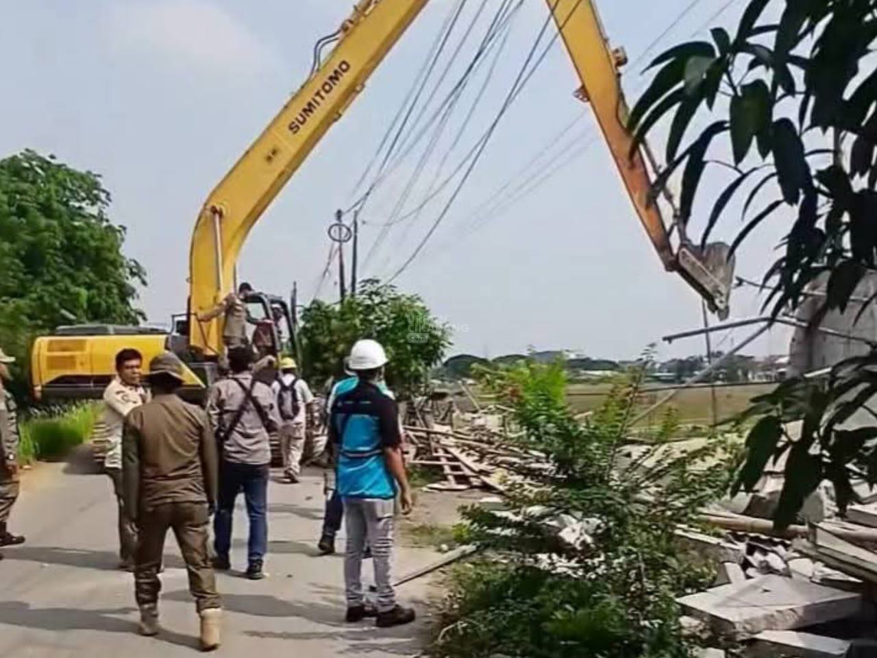 Pemkab Bekasi Tertibkan Bangunan Liar Sepanjang Tanggul Irigasi Kali Ulu
