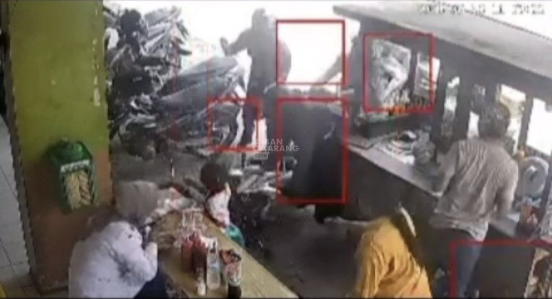 Perampokan Bersenjata Tajam Siang Bolong di Cibitung, Uang Puluhan Juta Raib, Aksi Pelaku Terekam CCTV