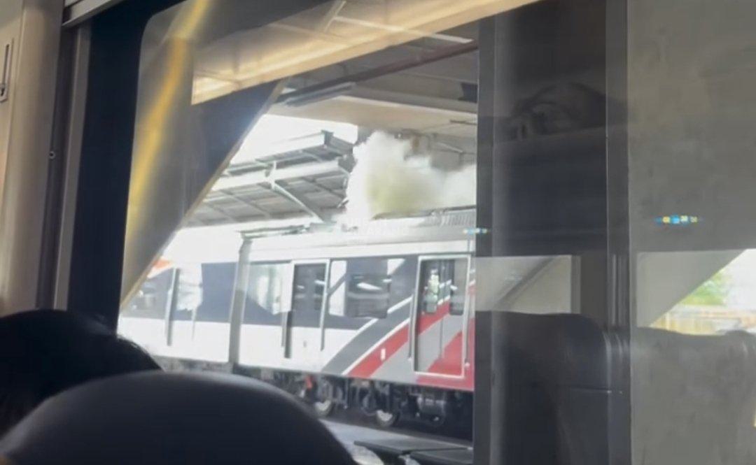 KRL Berasap di Stasiun Cikarang, Penumpang Sempat Berhamburan