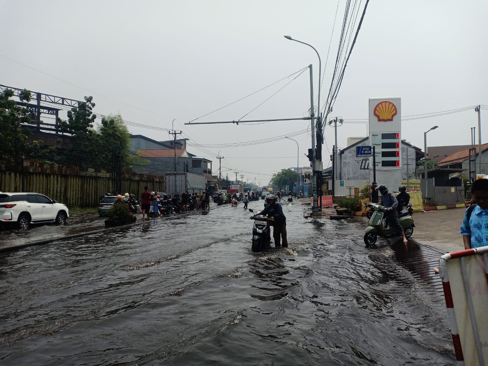 Hujan Sebentar, Jalan Imam Bonjol Telaga Murni Langsung Banjir, Sejumlah Motor Mogok