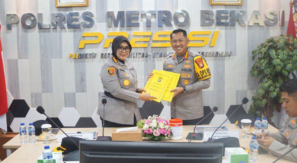 Kombes Sumarni Serahkan Kapolres Metro Bekasi Kepada Kombes Andi Oddang Riuh Hutomo