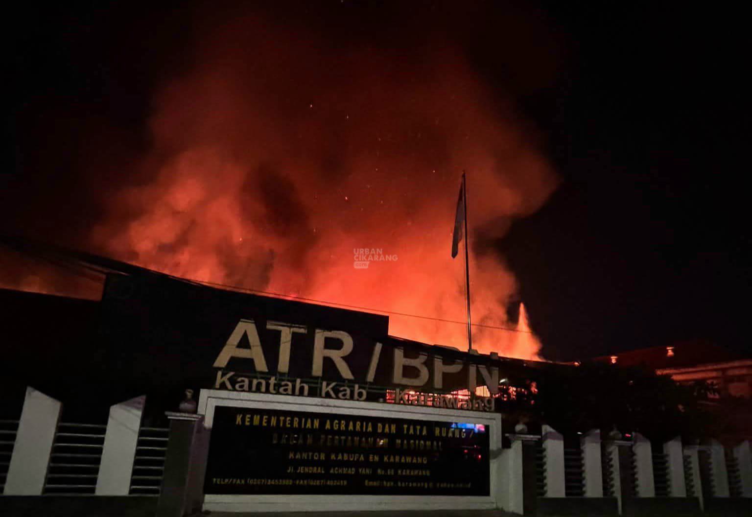 Kantor BPN Karawang Dilalap Si Jago Merah, Api Berkobar Hebat pada Malam Hari