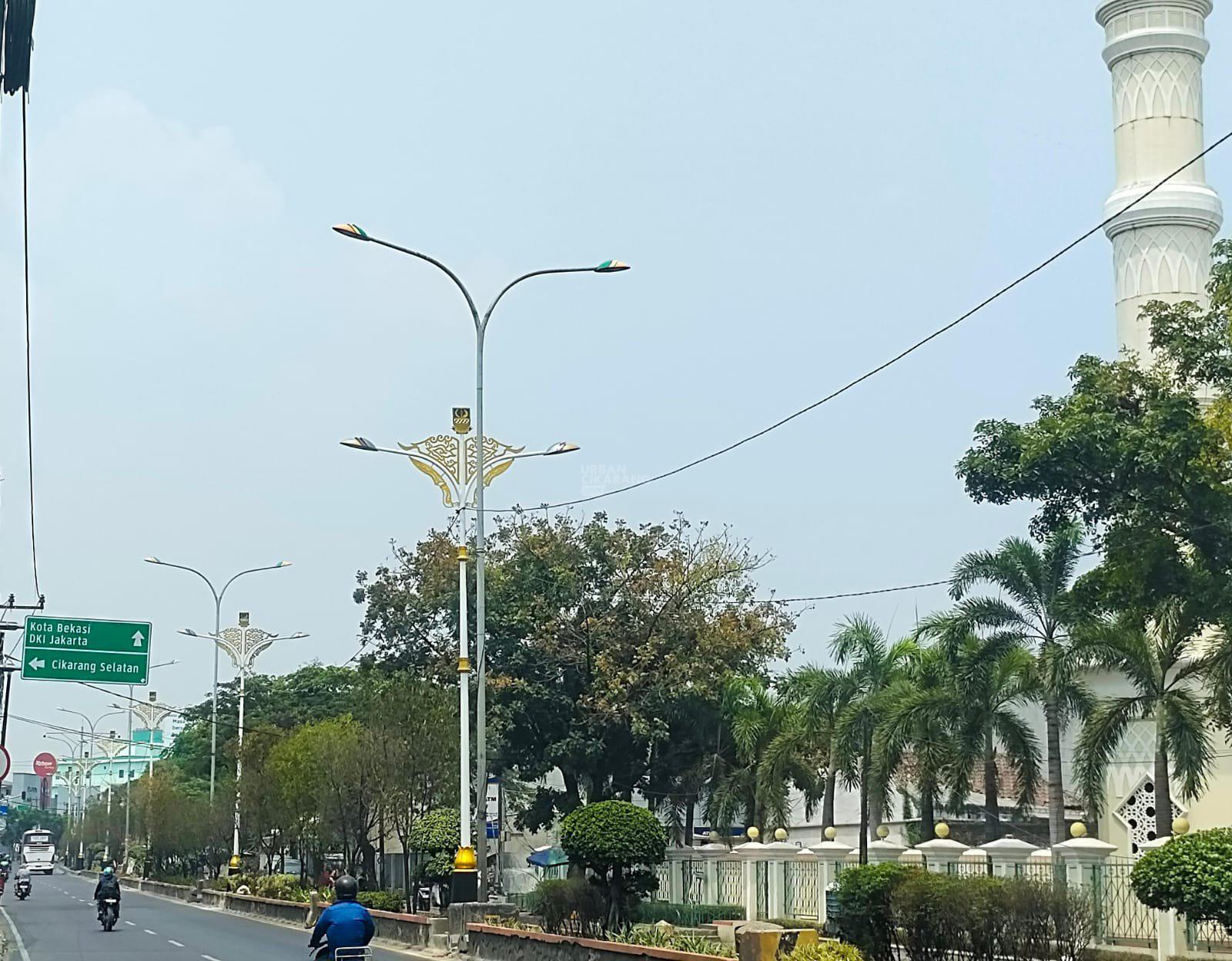 Lampu PJU Ganda di Jalan Nasional Bekasi Jadi Sorotan, Mau Dibongkar tapi Terkendala Status Aset