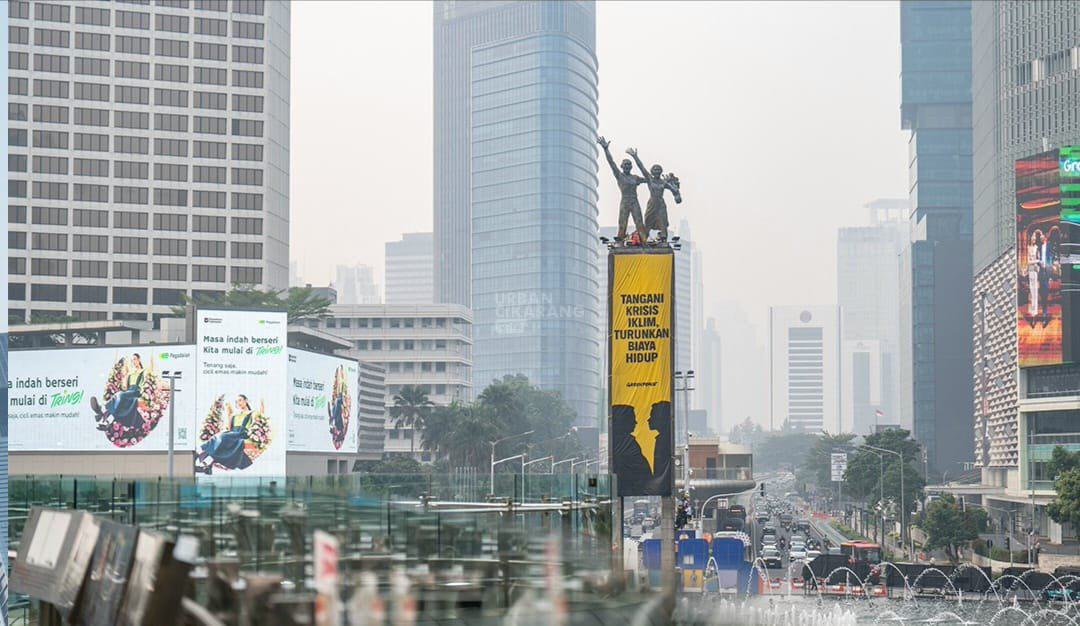 Greenpeace Panjat Patung Selamat Datang, Sentil Pemerintah Soal Krisis Iklim dan Biaya Hidup