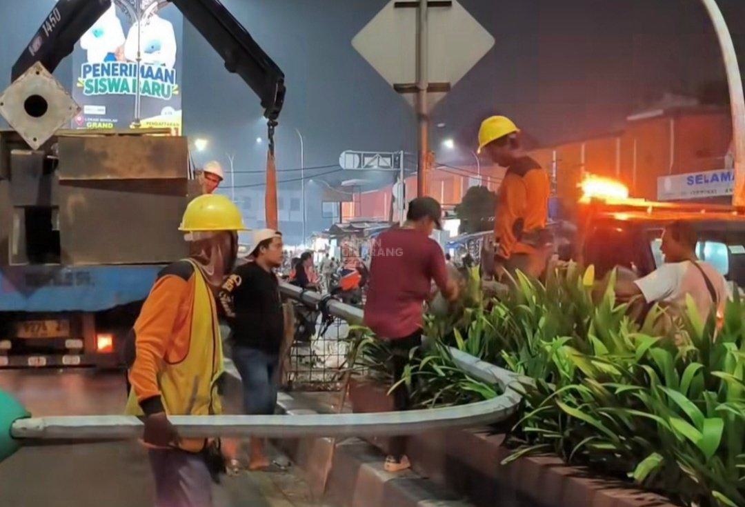 Sempat Disorot Warga, Tiang PJU Ganda di Jalan RE Martadinata Cikarang Mulai Dicopot