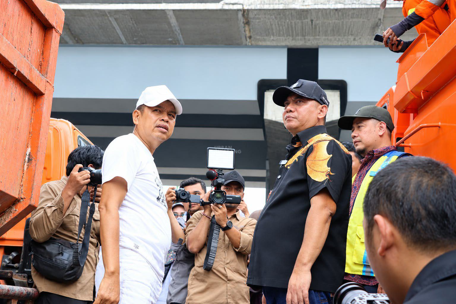 Sampah Menggunung di KM 19 Tol Japek Capai 1.200 Meter Kubik, KDM dan Bupati Bekasi Turun Tangan