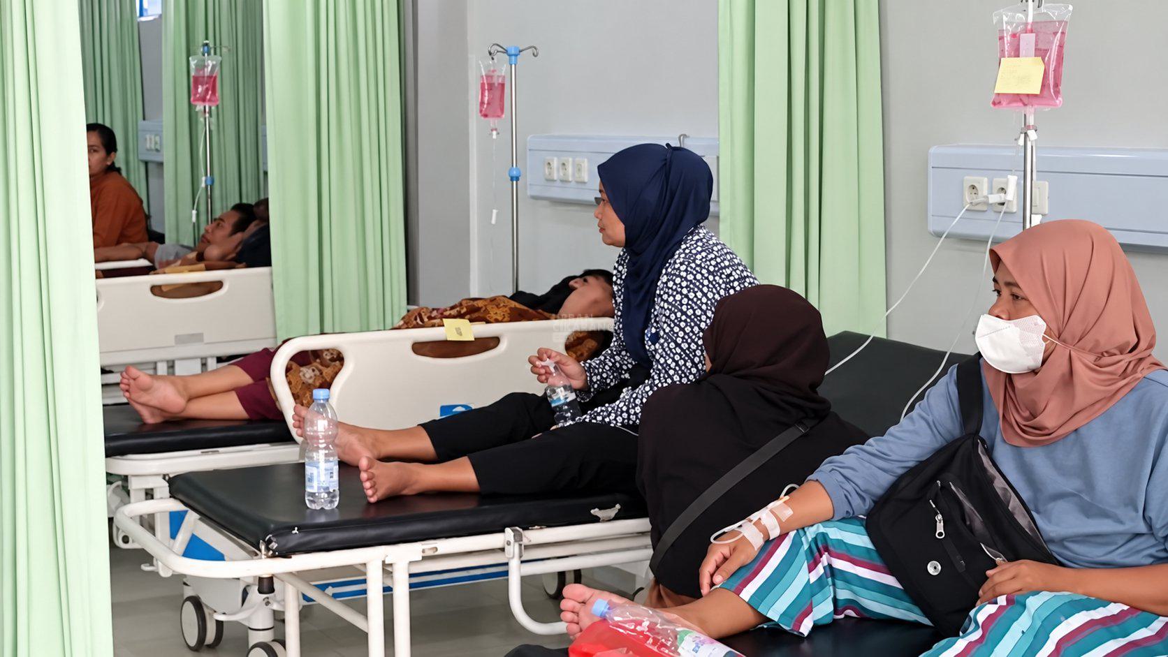 Puluhan Warga Karawang Diduga Keracunan Gas Pabrik, Alami Sesak Napas hingga Dilarikan ke Rumah Sakit