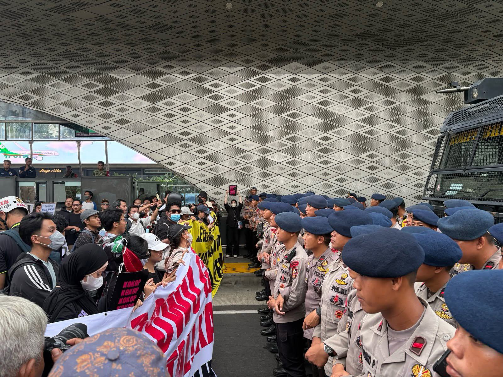 Mahasiswa Demo di Bundaran HI, Bawa Lima Tuntutan dan Soroti Dua Tahun Pemerintahan Prabowo-Gibran