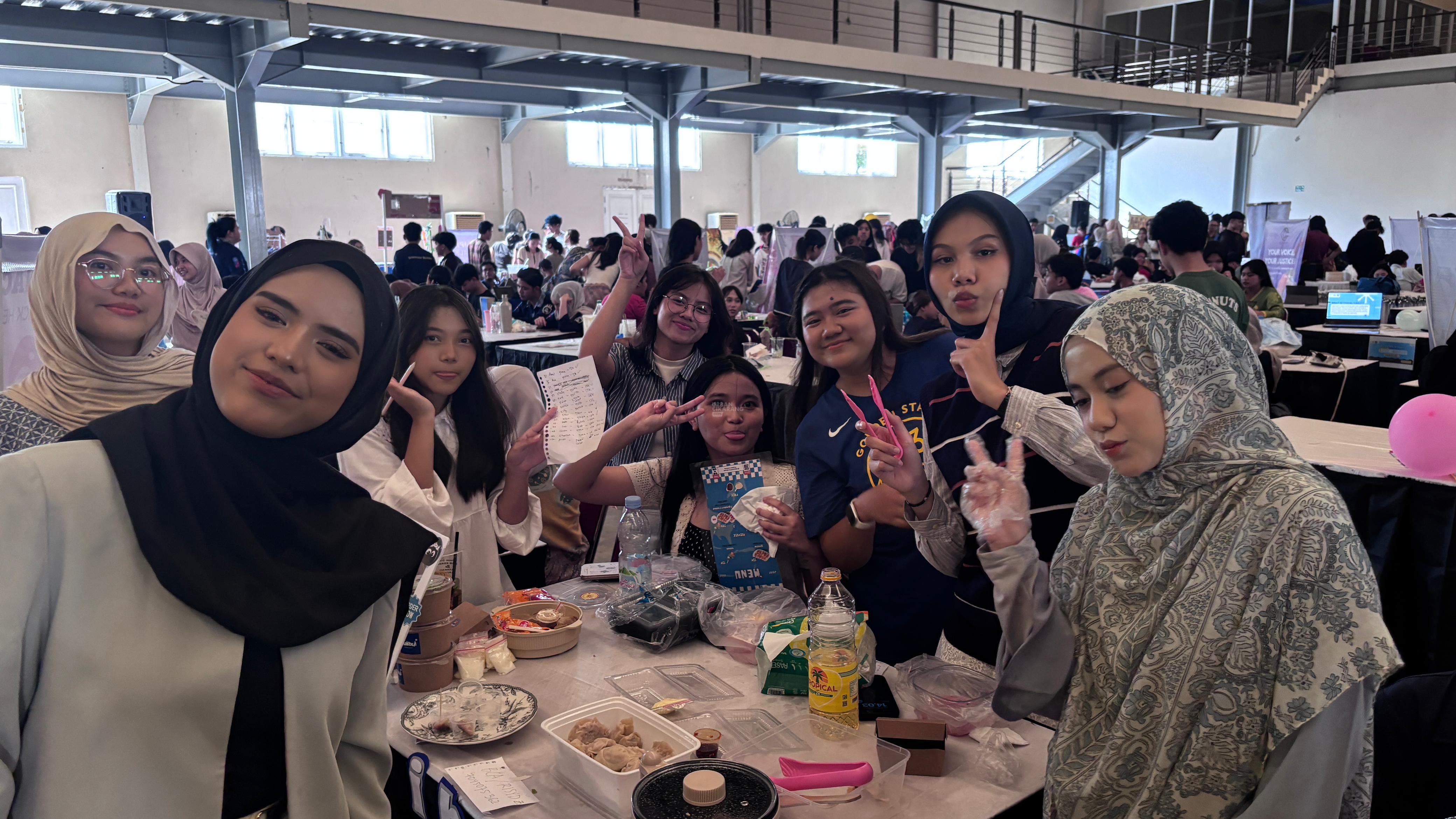 Mahasiswa Komunikasi Jadi Pebisnis? Ini Cerita Seru di Balik Buibui di Economic Survival Exhibition