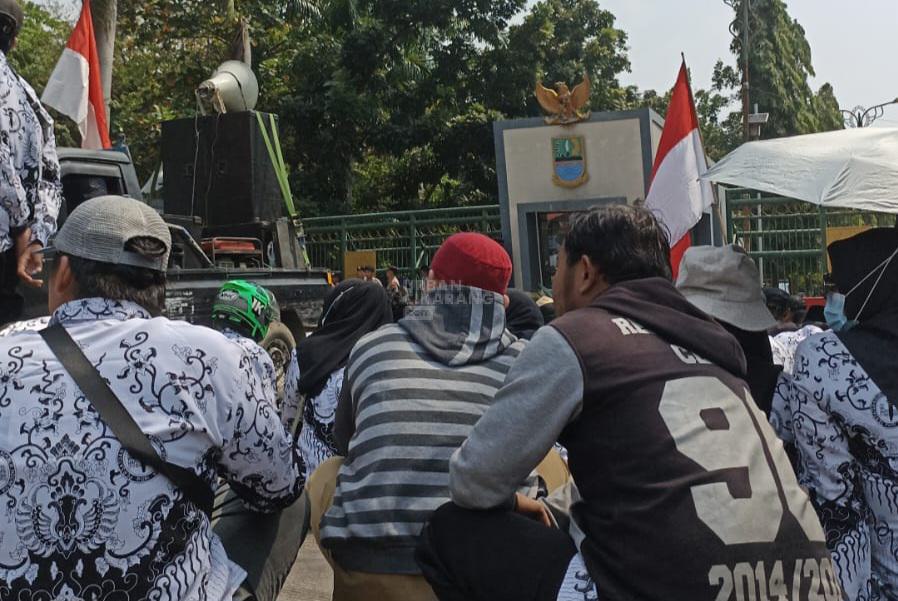 Ratusan Guru Honorer Unjuk Rasa ke Pemkab Bekasi