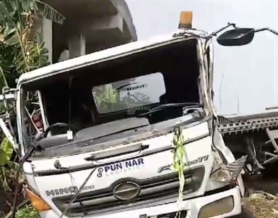 Truk Kontainer Terjun dari Ramp Gerbang Tol Telaga Asih