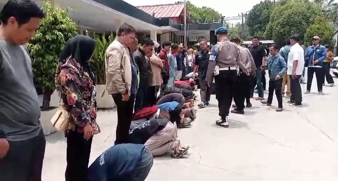 Kedapatan Hendak Tawuran, Puluhan Pelajar Dihukum Minta Maaf Bersujud kepada Orang Tua