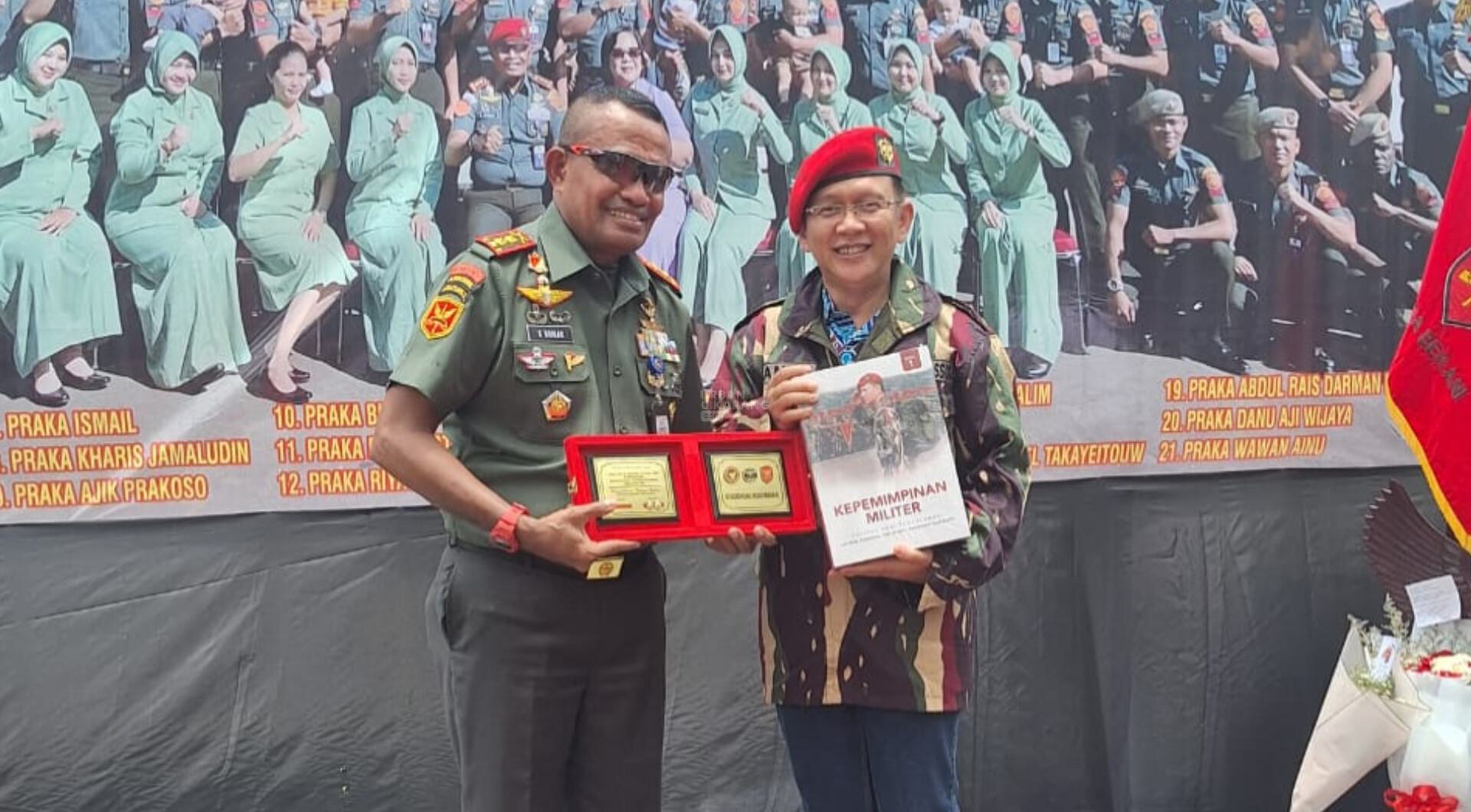 Keren! Dani Ramdan Terima Anugerah Baret Merah Kehormatan dari Pengawalan Khusus Menhan RI