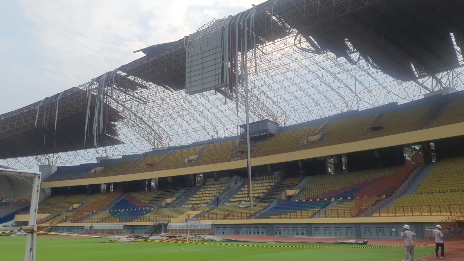 Atap Stadion Wibawa Mukti Porak Poranda Diterjang Angin Puting Beliung