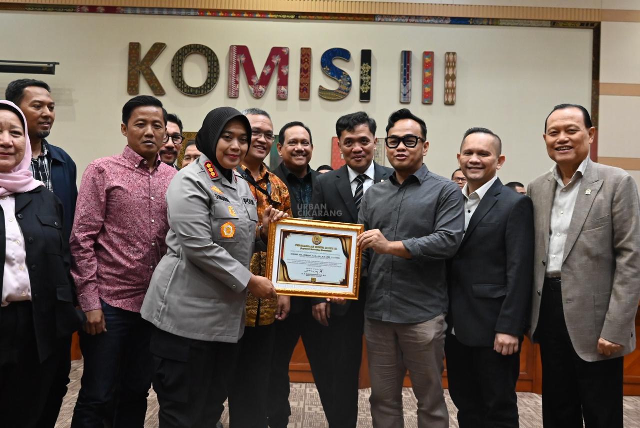 Kapolres Metro Bekasi Terima Penghargaan dari Komisi III DPR RI atas Keberhasilan Mediasi Warga dan Pengembang