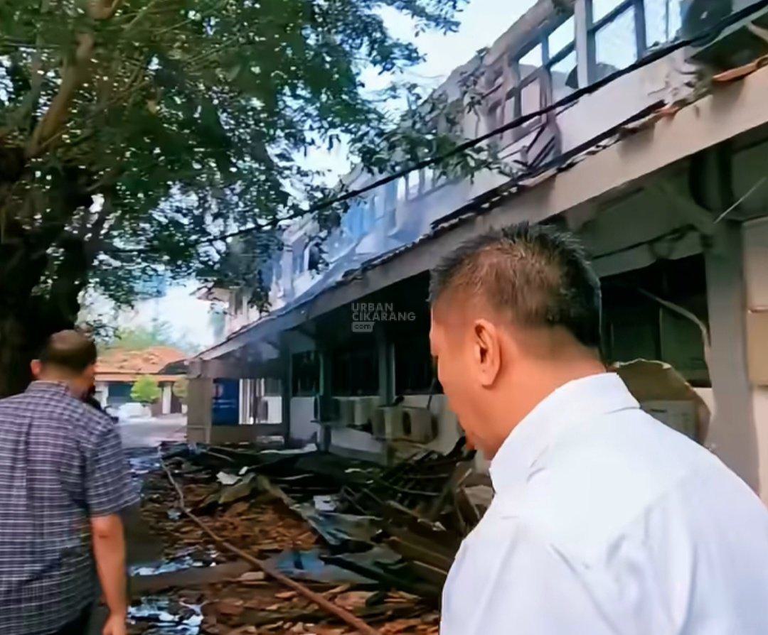 Bupati Karawang Tinjau Lokasi Kebakaran Kantor BPN, Gedung Utama dan Ruang Arsip Hangus Dilalap Api