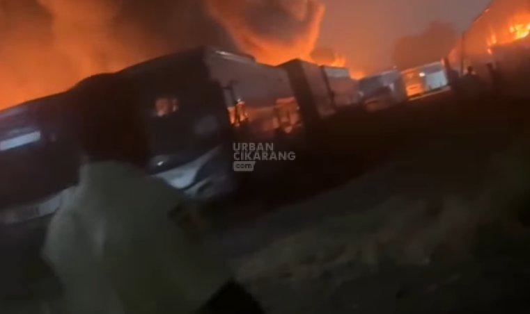 Puluhan Bus Sinar Jaya Terbakar di Jarakosta Cikarang Barat, Api Berkobar hingga Pagi