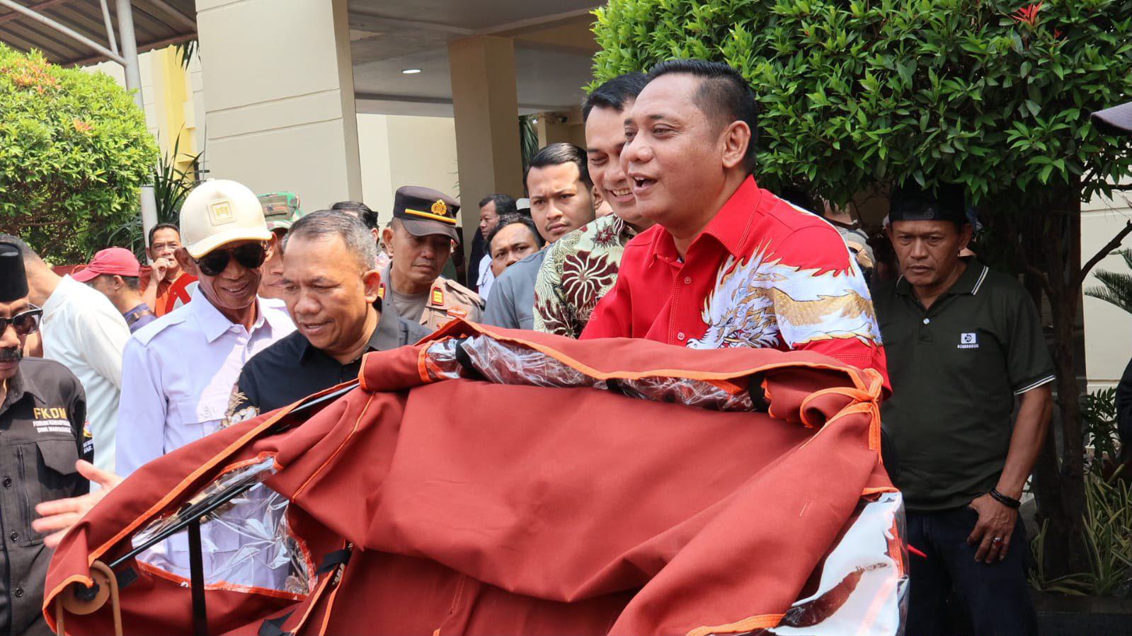 Plt Bupati Bekasi Serahkan Becak Listrik Bantuan Presiden, Penerima Diminta Rawat dan Jangan Dijual
