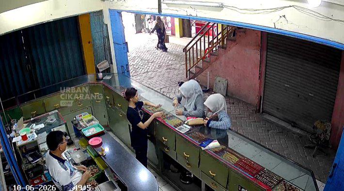 Dua Perempuan Terekam CCTV Curi 30 Gram Emas di Pasar Tegal Danas