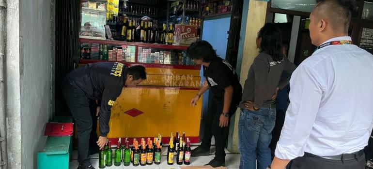 Polisi Razia Dua Lokasi di Ciater Subang, 111 Botol Miras Berbagai Merek Disita