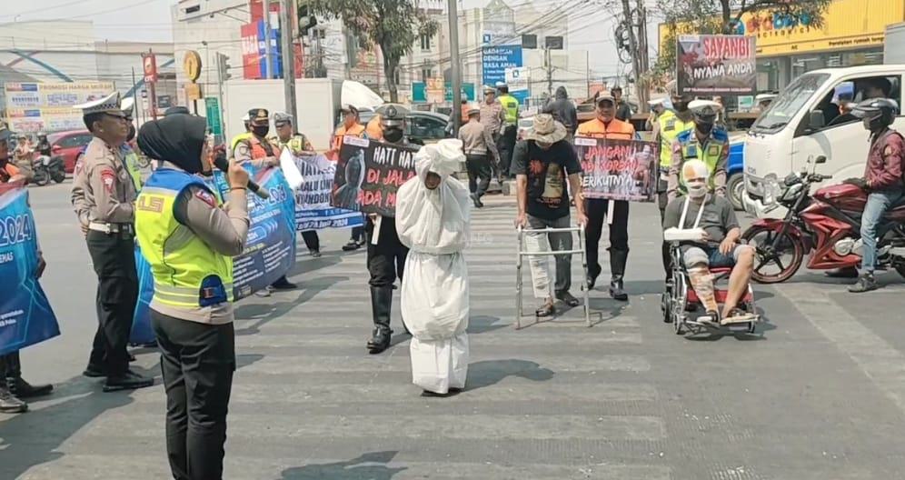 Pocong Ikut Sosialisasi Patuh Berlalu Lintas